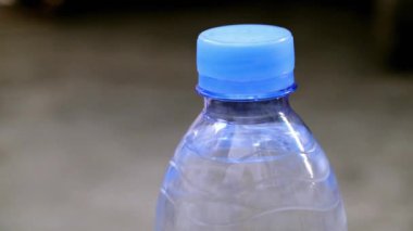 Plastik bir su şişesi al ve yere bırak.