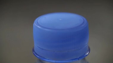 Plastik su şişesinin kapağını aç. Kapat.