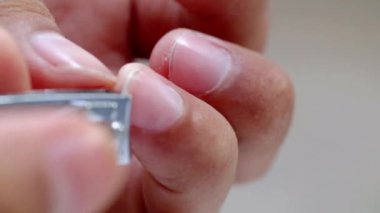 Tırnak makası kullanarak tırnak keserek kapat.