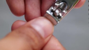 Tırnak makasıyla tırnak kesme makinesini kapat