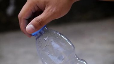 Plastik şişe kapağını elle açmak