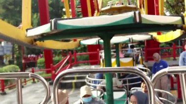 Jakarta, Endonezya - 4 Ağustos 2024: Dufan, Jakarta 'da dönme dolaba binen ziyaretçiler