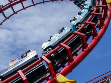 Mavi gökyüzü arkaplanlı lunapark treninin tadını çıkarın.