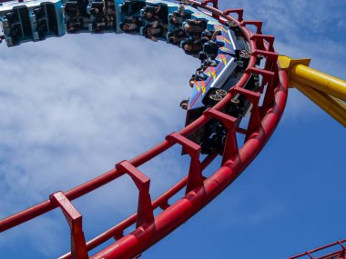 Mavi gökyüzü arkaplanlı lunapark treninin tadını çıkarın.