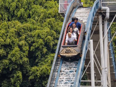 Jakarta, Endonezya - 8 Eylül 2024: Jakarta, Jakarta 'daki sürat teknesinin veya Niagara-gara yolculuğunun tadını çıkarırken ziyaretçilerin heyecan ifadeleri