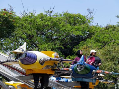 Jakarta, Endonezya - 8 Eylül 2024: Dufan lunaparkındaki çocuk atlıkarınca oyuncağı.