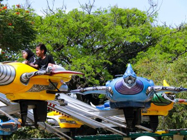 Jakarta, Endonezya - 8 Eylül 2024: Dufan lunaparkındaki çocuk atlıkarınca oyuncağı.