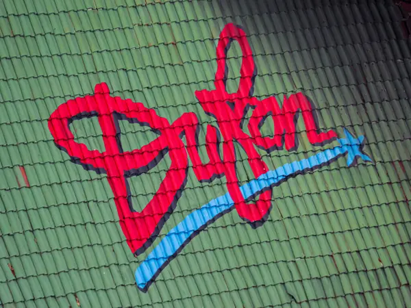 Jakarta, Endonezya - 8 Eylül 2024: Yeşil çatı kiremitleri üzerine DUFAN logosu.