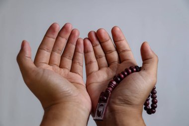 Dua eden ellerini aç ve dua et.