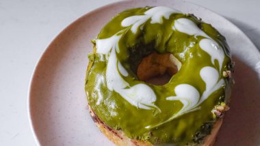 Beyaz arkaplanda izole edilmiş tabakta eşleşen çörekler