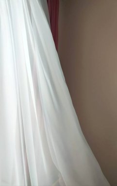 Yatak odasındaki perdeler.