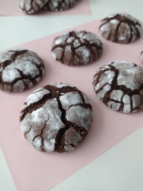 Beyaz arka planda çikolata parçacıkları