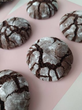 Beyaz arka planda çikolata parçacıklı ev yapımı çikolatalı kurabiyeler..