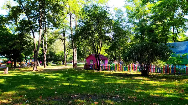 Aire Jeux Pour Enfants Sur Parc Verdoyant — Photo
