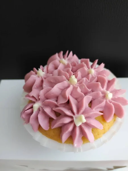 Pyszne Ciasto Różowymi Kwiatami Białym Tle — Zdjęcie stockowe