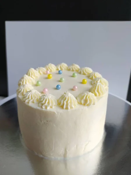 Nahaufnahme Eines Leckeren Kuchens Mit Weißem Hintergrund — Stockfoto