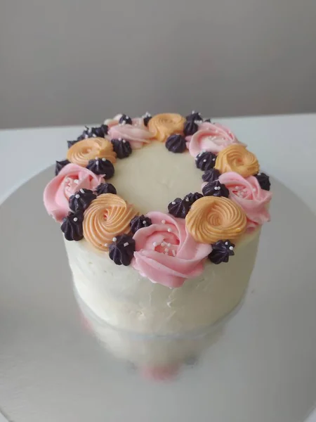 有奶油和花的甜蛋糕 — 图库照片