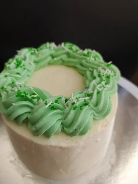 有奶油和奶油的绿色蛋糕 — 图库照片