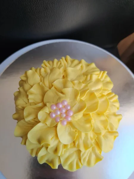 Zbliżenie Piękny Tort Kwiatem — Zdjęcie stockowe