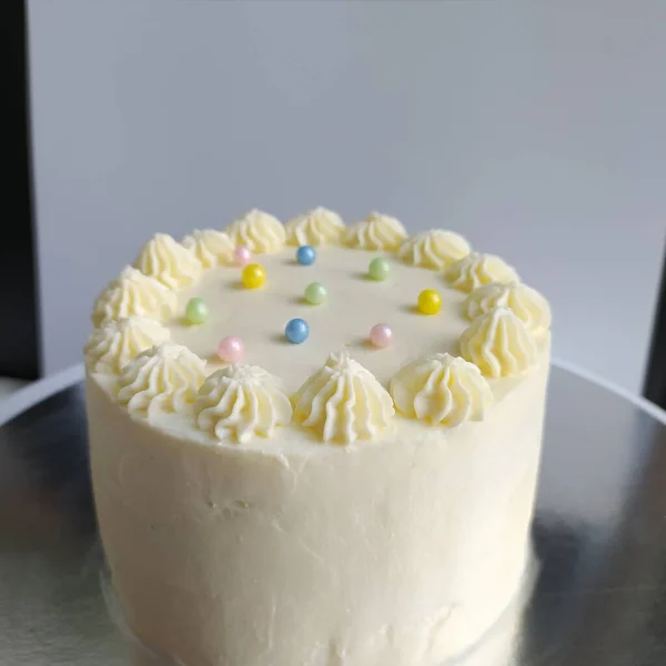 クリームとケーキ クローズ 白い背景に — ストック写真