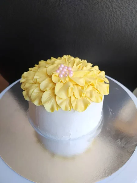 テーブルの上に花のあるおいしいケーキ — ストック写真