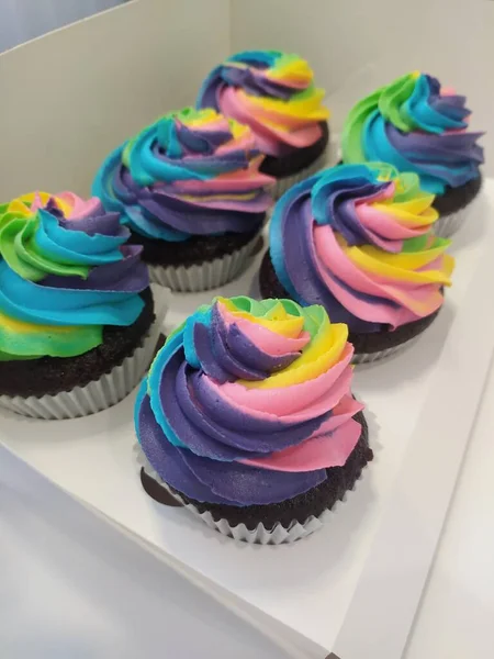 Regenbogenfarbener Cupcake Mit Zuckerguss — Stockfoto