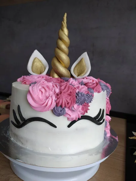 一只漂亮的独角兽蛋糕的特写 上面有粉红色的玫瑰和巧克力糖霜 — 图库照片