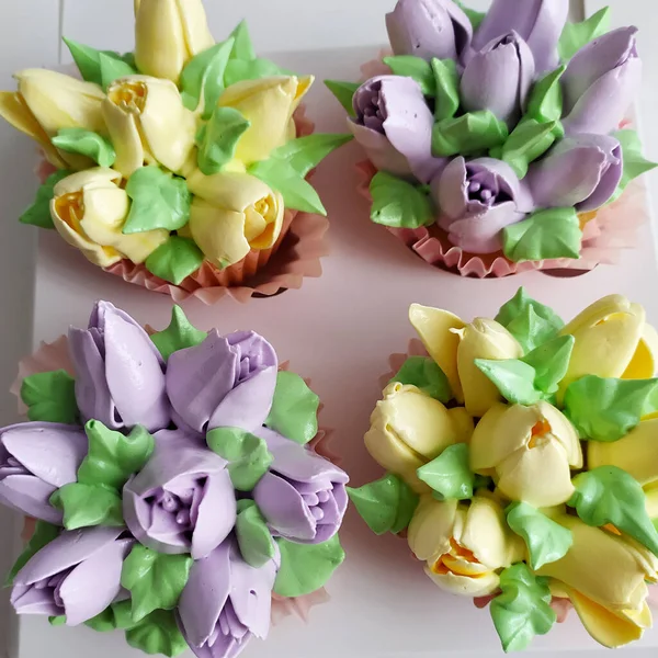 Piękne Kolorowe Babeczki Kwiatami — Zdjęcie stockowe