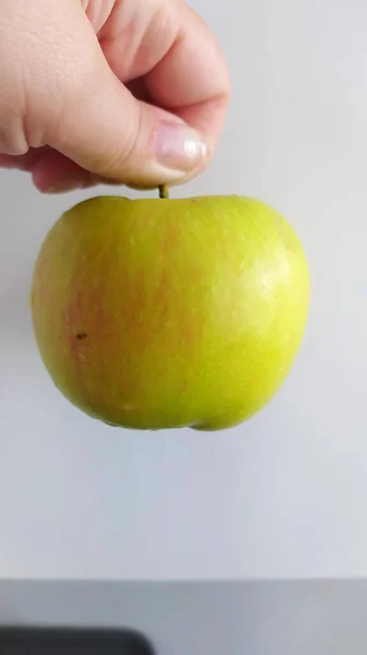 白い背景に緑のリンゴを閉じ込めて — ストック写真
