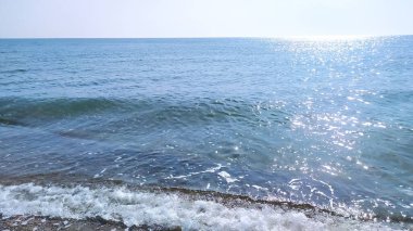 Akdeniz 'de dalgalar.