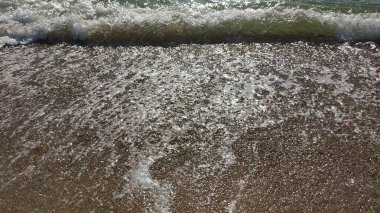 Sahildeki deniz dalgaları