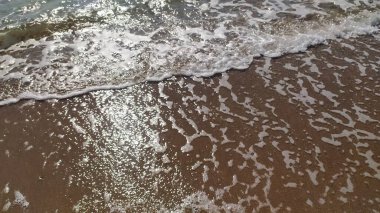 Sahilde köpük dalgası