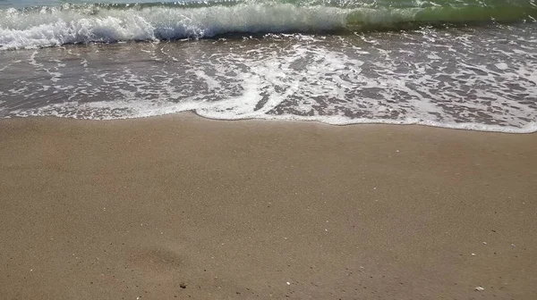 Meeresstrand Mit Wellen Und Wasser — Stockfoto