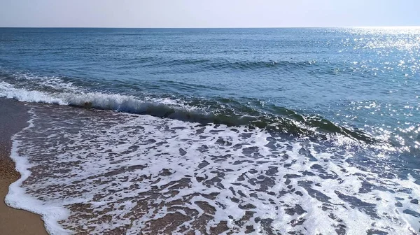 Güzel Deniz Dalgaları Mavi Gökyüzü — Stok fotoğraf