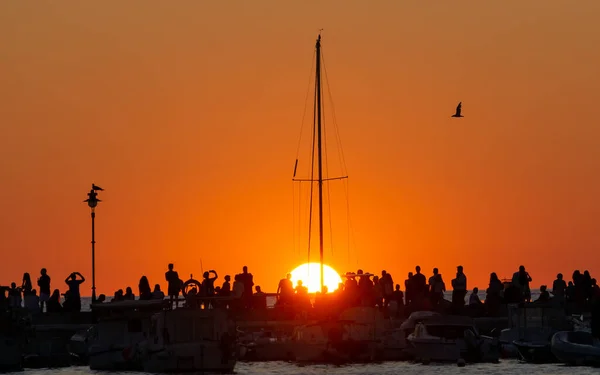 Sonnenuntergang Meer Mit Jacht Und Menschen Auf Der Seebrücke — Stockfoto