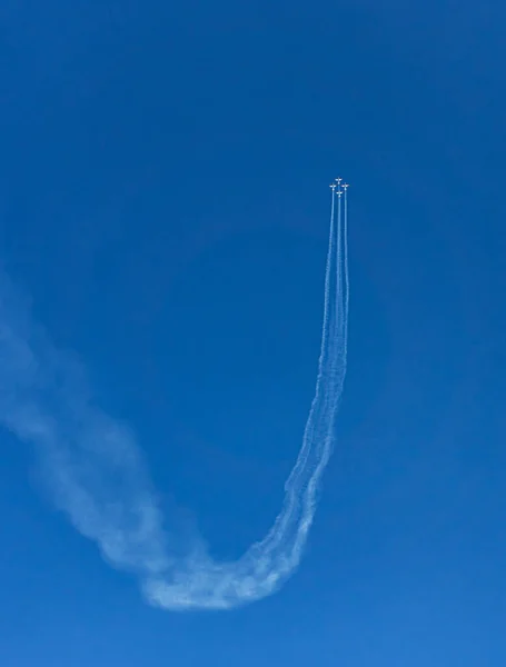青い空に垂直上昇する飛行機の飛行 — ストック写真