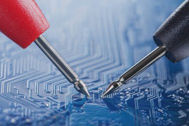 PCB 'deki bileşenden elektronik sinyali ölçüyorum. Elektronik tamir ve dijital teknoloji.