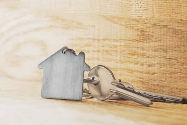 Evin anahtarı ahşap döşeme tahtalarında anahtarlık.