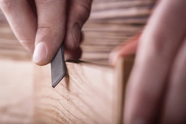 木匠用拉索或文件处理木制橡木木板 — 图库照片