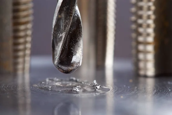 Metalen Boor Met Smeerolie Vloeistof Maken Gaten Stalen Billet Industriële — Stockfoto