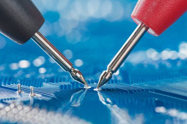 PCB 'deki bileşenden elektronik sinyali ölçüyorum. Elektronik tamir ve dijital teknoloji.