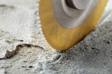 Metal testere, son değirmen ya da elmas kaplamalı matkap ucu beton levhada delik açar. Sanayi ve inşaat.