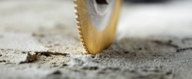 Metal testere, son değirmen ya da elmas kaplamalı matkap ucu beton levhada delik açar. Sanayi ve inşaat.