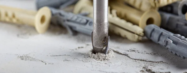 工业钻孔机用金属钻头在混凝土壁上打孔 金属加工业 — 图库照片