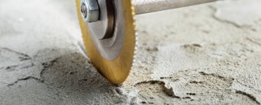 Metal testere, son değirmen ya da elmas kaplamalı matkap ucu beton levhada delik açar. Sanayi ve inşaat.