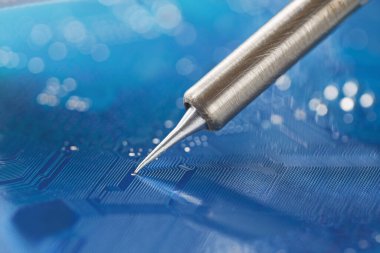 Elektronik bileşenleri PCB 'ye lehimliyorum. Elektronik tamir ve dijital teknoloji.