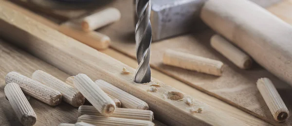 木制橡木板上的钻头 大肠和拉索 — 图库照片