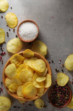 Mutfaktaki eski beton bir masada duran patates cipsi yığını. Fast food geçmişi kavramı. Metin için boş yer, üst görünüm.