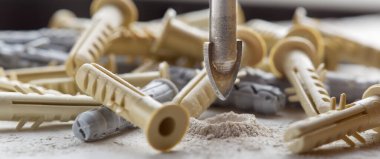 Metal matkap ucu, endüstriyel sondaj makinesinde talaşlarla beton duvarda delikler açar. Metal iş endüstrisi