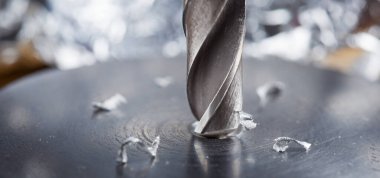 Metal matkap ucu endüstriyel sondaj makinesinde delik açar. Metal iş endüstrisi. çoklu kesme aracı ve son değirmen.